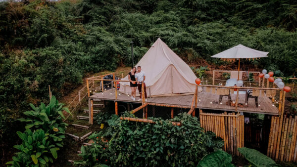 magic ikigai glamping jacuzzi deck malla de catamaran carpa de campaña fogatera ducha al aire libre manizales villamaria bosque pareja hombre mujer