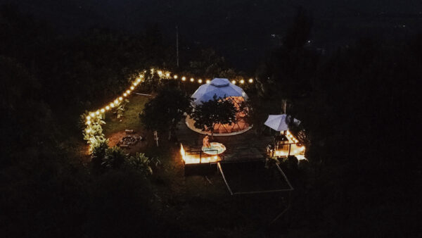 delirium ikigai glamping domo fogatera arboles jacuzzi deck malla de catamaran manizales villamaria de noche